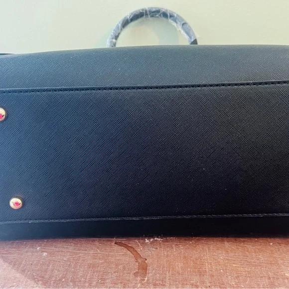 Elegant Black Handbag with Gold Accents - Picture 9 of 13